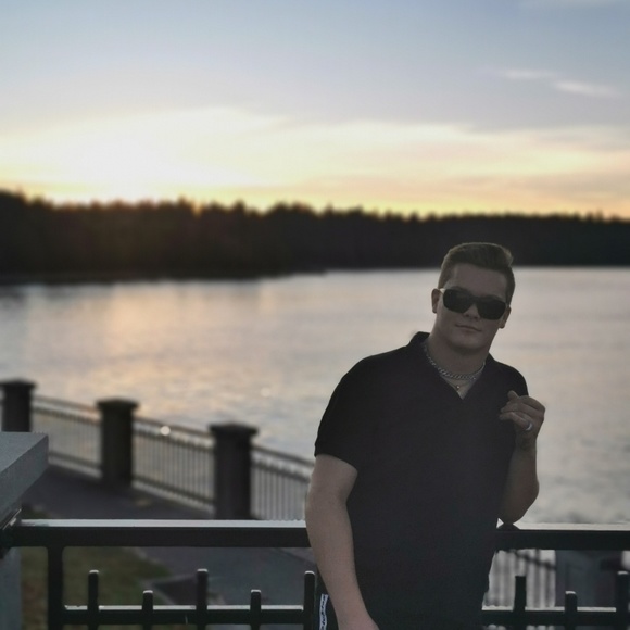 Profile Picture of Klayten Evanoff (@klayten) on Poshmark