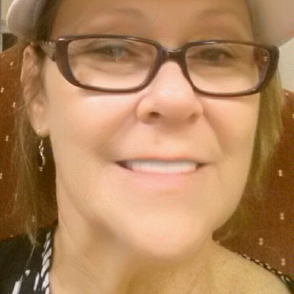 Profile Picture of Karen Dehoff (@dirtroaddiva) on Poshmark