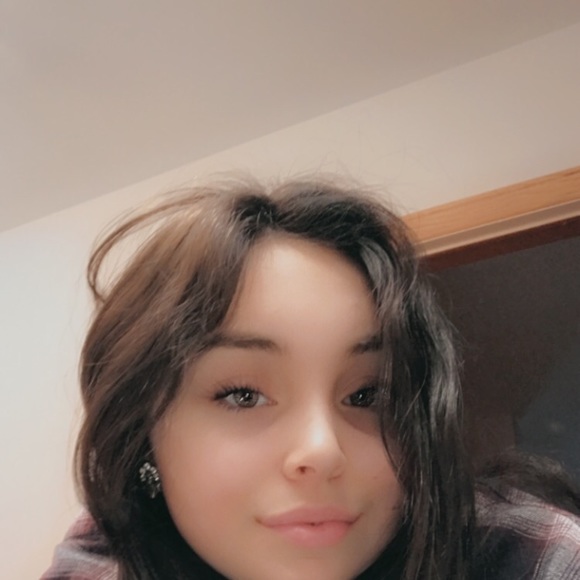 Profile Picture of Sara Hurtubise (@sara_hrt) on Poshmark