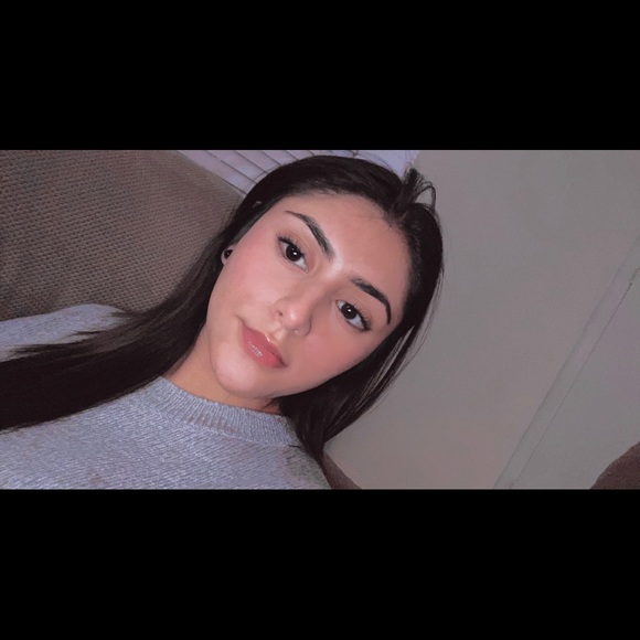 Profile Picture of Isa Guzman (@isaguzm5267) on Poshmark