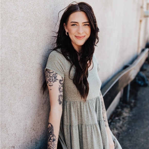 Profile Picture of Ashleigh Anderson (@ashleigh_eryn) on Poshmark