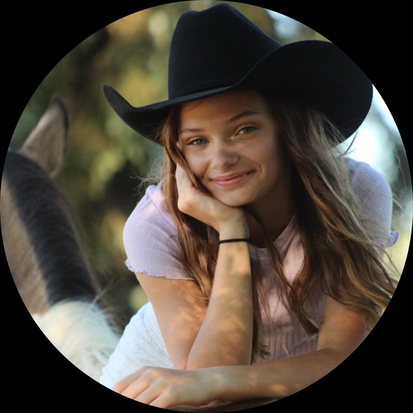 Profile Picture of Abigail Duffel (@abigailduffel) on Poshmark