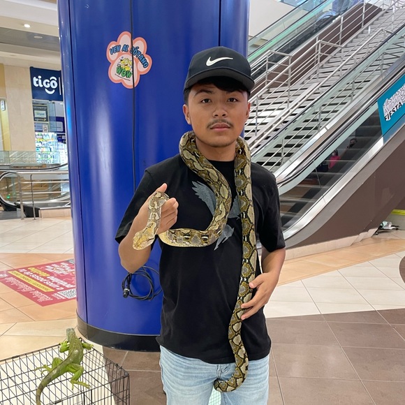 Profile Picture of Byron Gonzalez (@byron_445) on Poshmark