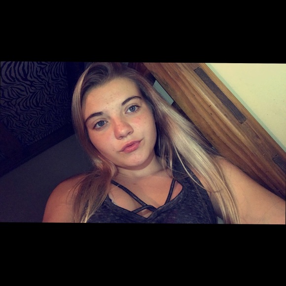 Profile Picture of Makayla Waychoff (@m_waychoff) on Poshmark