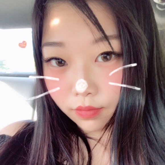 Profile Picture of Danbee Kim (@danbeekim) on Poshmark