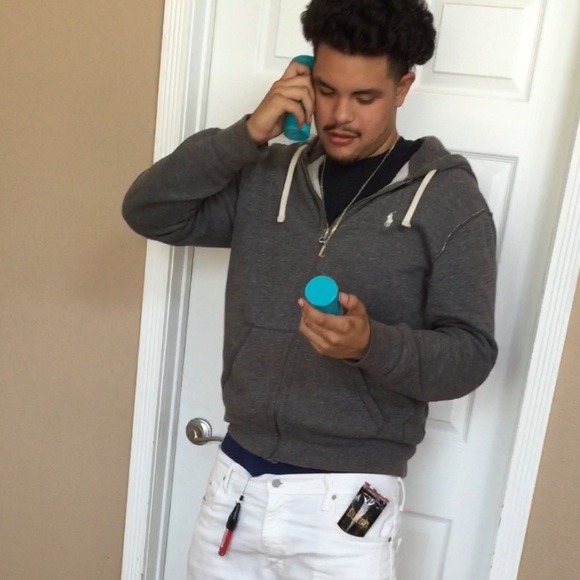 Profile Picture of Leonard Hernandez (@leonardmannnn) on Poshmark