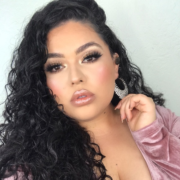 Profile Picture of Lorena Diaz (@itslohollywood) on Poshmark