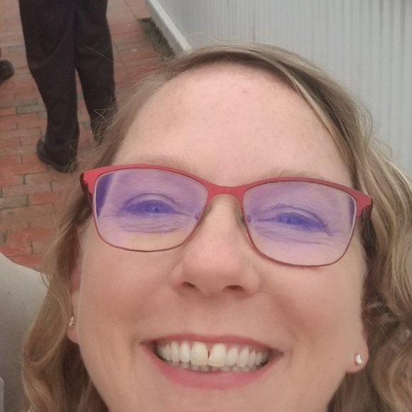 Profile Picture of Nicole Salter (@568312) on Poshmark