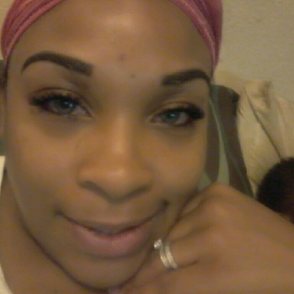 Profile Picture of Zaneka Huff (@zaneka25) on Poshmark