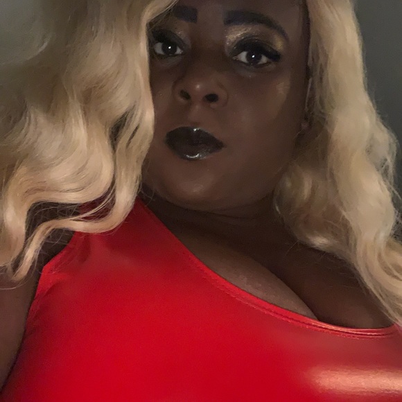 Profile Picture of Neeshia Hurst (@neeshiahurst) on Poshmark