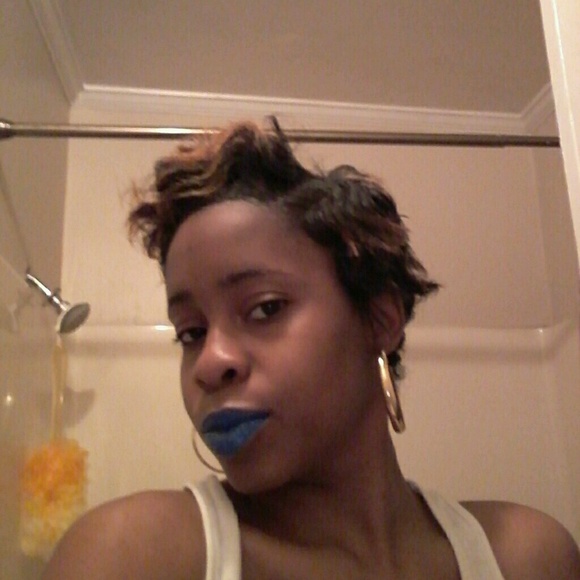 Profile Picture of Angela Owens (@zon123) on Poshmark