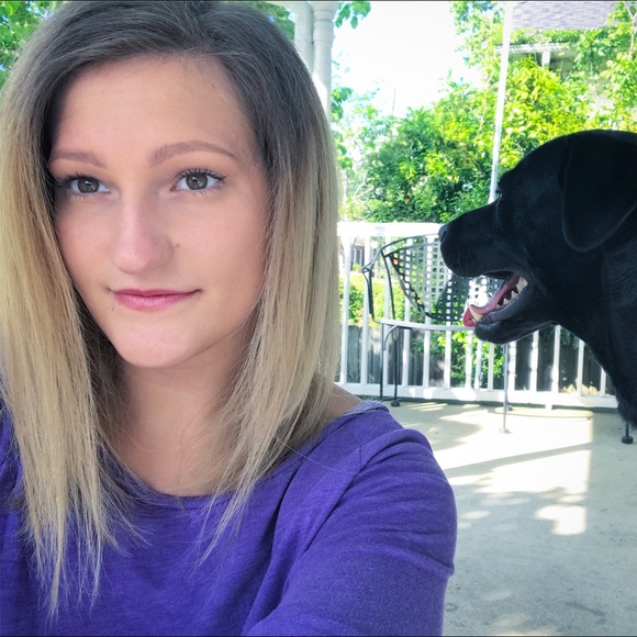 Profile Picture of Shelby Holdsworth (@shelbyhold23) on Poshmark