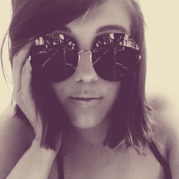 Profile Picture of Kelly Springmann (@kmsdee0227) on Poshmark