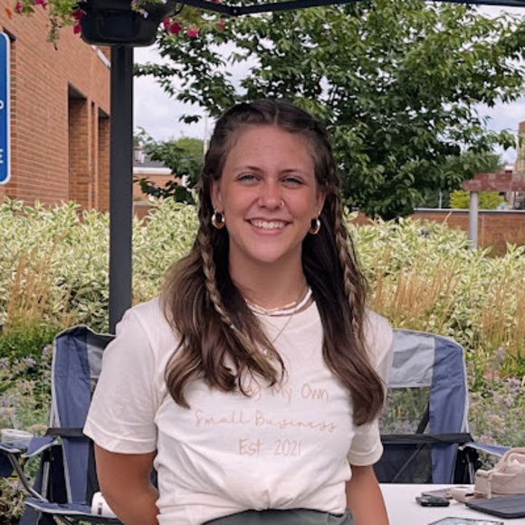 Profile Picture of Bailey Stanton (@baileystntn) on Poshmark