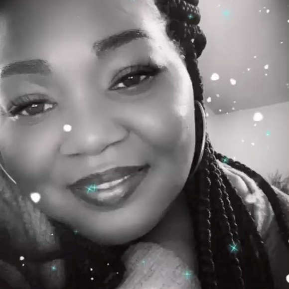 Profile Picture of Anne Tate (@annetate88) on Poshmark