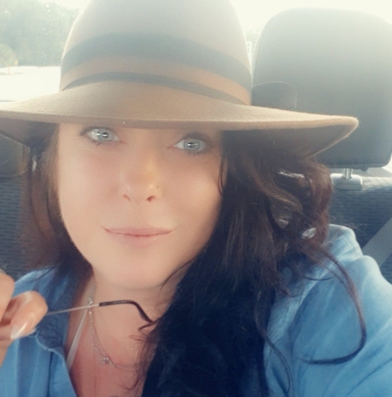 Profile Picture of Sarah Logue (@sarahlogue) on Poshmark