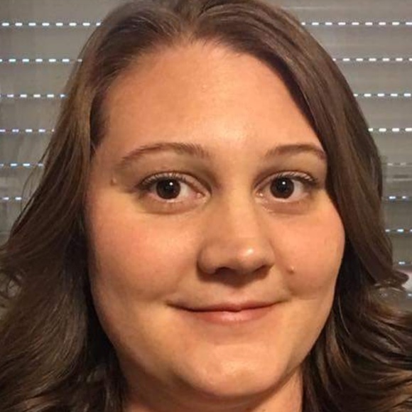 Profile Picture of Sarah Lownsbery (@sarahlownsbery) on Poshmark