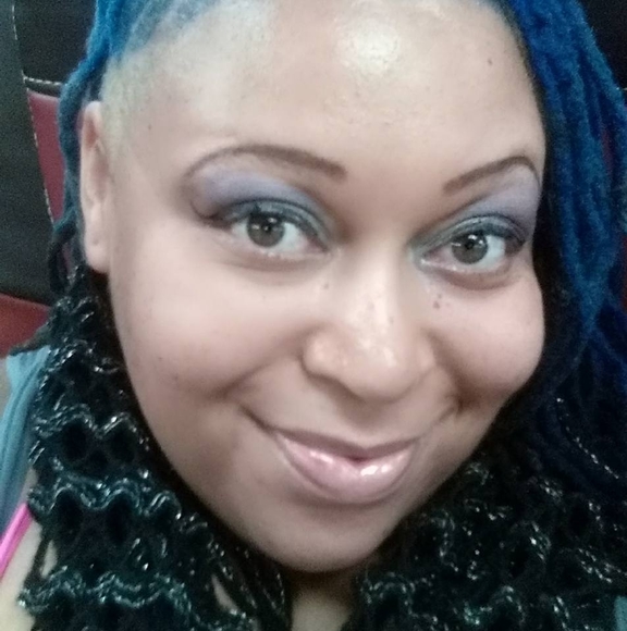 Profile Picture of Octavia Gallaher (@octaviabigred) on Poshmark