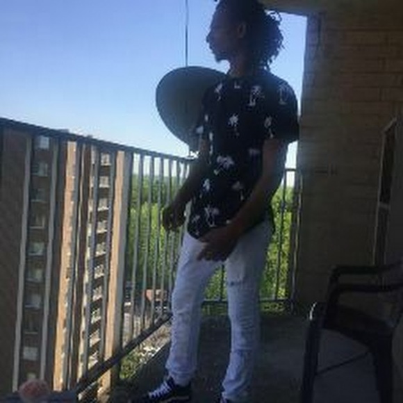 Profile Picture of Rayshawn Dees (@rayshawndees) on Poshmark