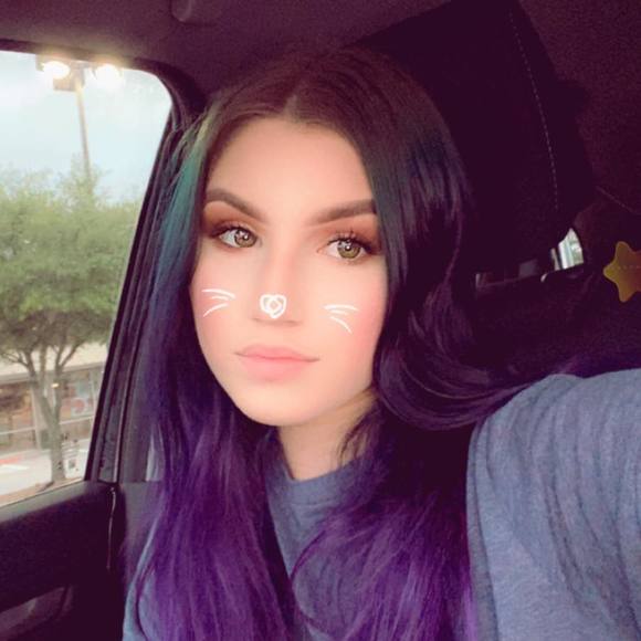 Profile Picture of Taylor Luallen (@taylorluallen) on Poshmark