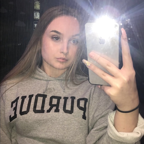 Profile Picture of Zoe Perisho (@zoeperisho) on Poshmark