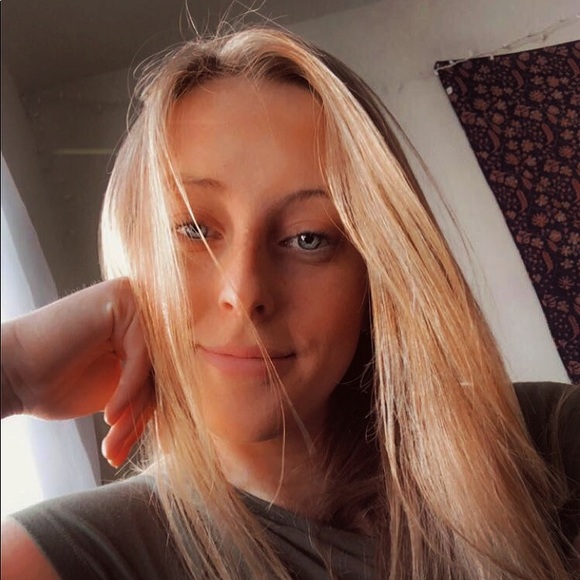 Profile Picture of Annie Ledue (@annieledue) on Poshmark