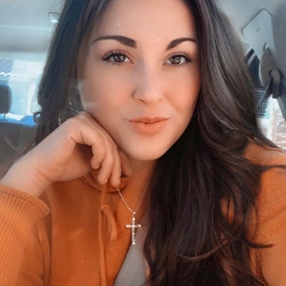 Profile Picture of Kurstyn Lopez (@kurstynn) on Poshmark