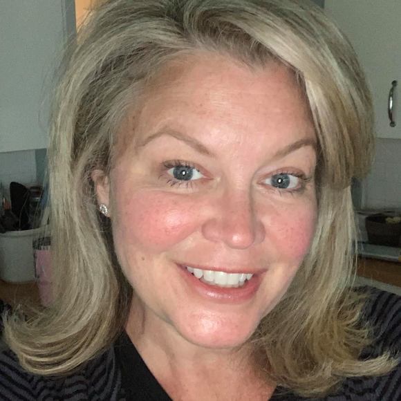 Profile Picture of Laura Corry (@lcorry568) on Poshmark