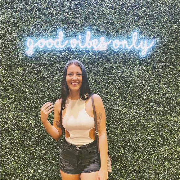 Profile Picture of Natalie Weinschenk (@x3nrose) on Poshmark