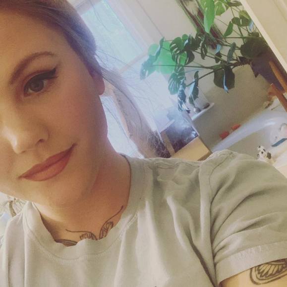 Profile Picture of Amanda Joseph (@amandajoseph592) on Poshmark