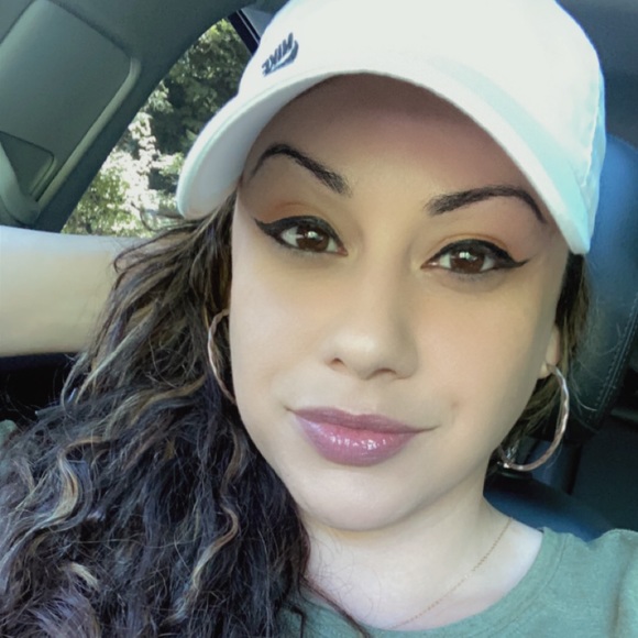 Profile Picture of Alicia Lara (@a_lara1101) on Poshmark