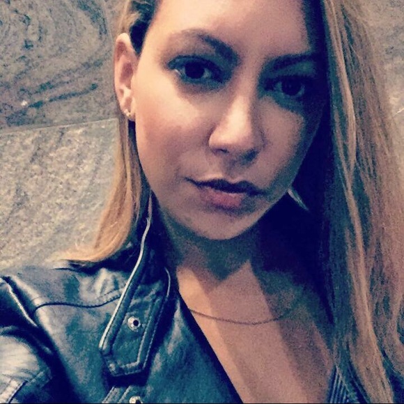 Profile Picture of Clarinda Moniz (@calves1188) on Poshmark