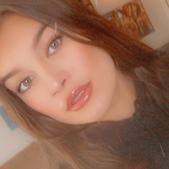 Profile Picture of Nina Schneller (@ninnaaaaa1) on Poshmark