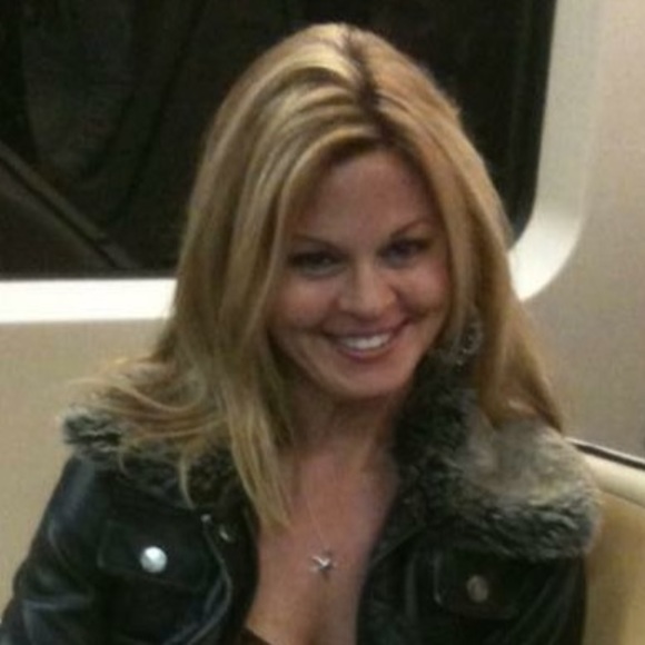 Profile Picture of Jeanie Lambertson (@jeaniem327) on Poshmark