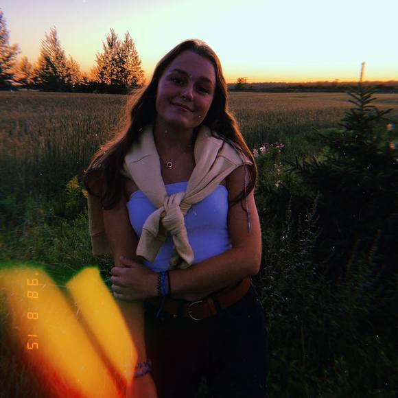 Profile Picture of Frédérique Simard (@fredsim43) on Poshmark