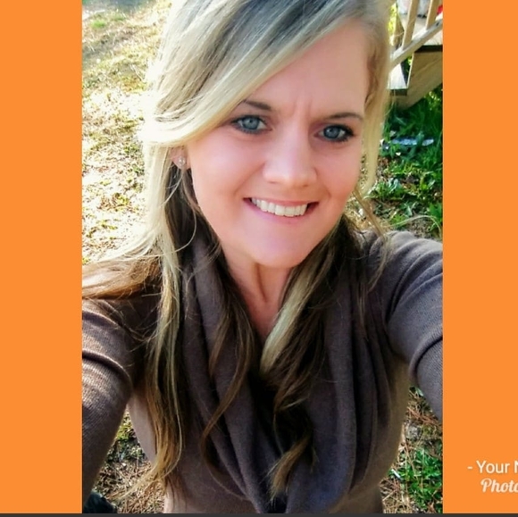 Profile Picture of Elizabeth Maddux (@elizabethmad266) on Poshmark