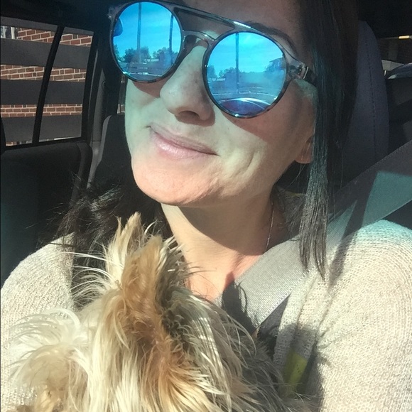 Profile Picture of Lindsey Shuck (@lindseyshuck) on Poshmark