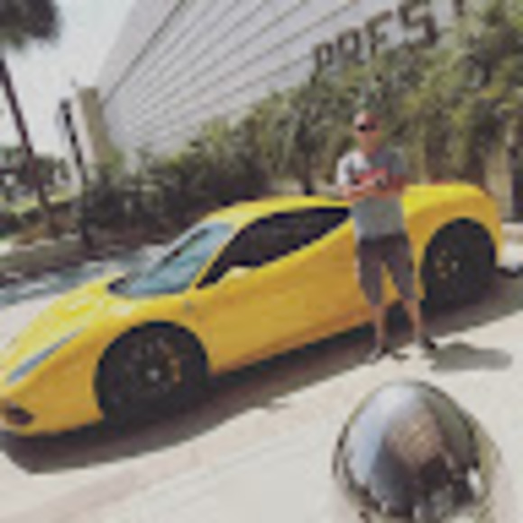 Profile Picture of Daniel Whitesides (@danielwhites112) on Poshmark