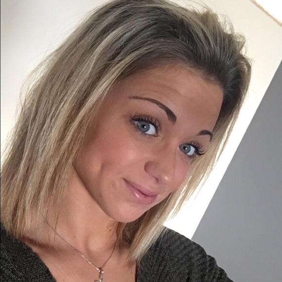 Profile Picture of Elizabeth Kleinfeldt (@elizabeth_klein) on Poshmark