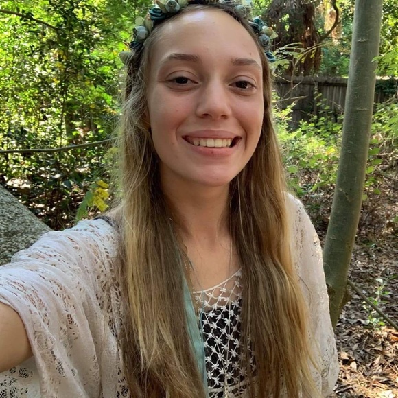 Profile Picture of Maisie Ehling (@brown_eyes702) on Poshmark