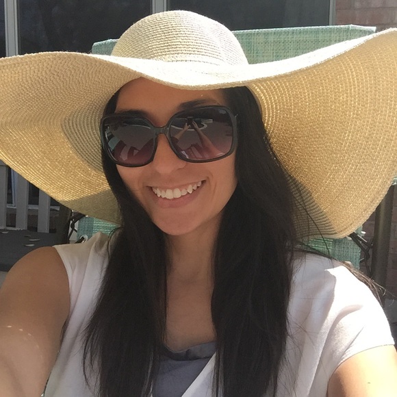 Profile Picture of Amanda Helberg (@amandahelberg) on Poshmark