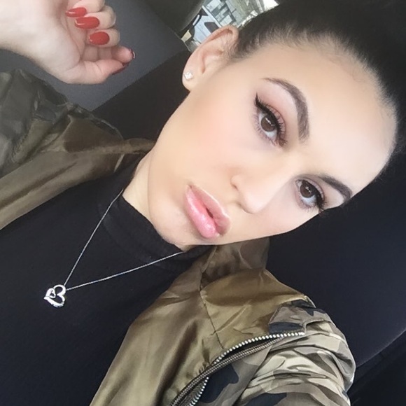 Profile Picture of Erica Verdone (@emariexx16) on Poshmark