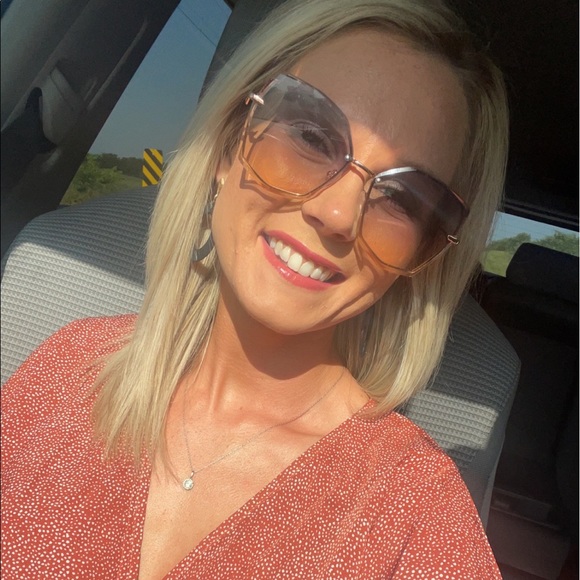 Profile Picture of Hanna Bates (@hannaranae) on Poshmark