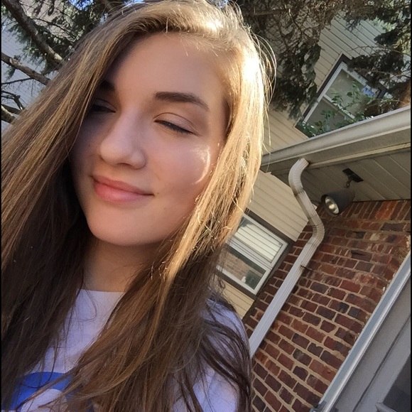 Profile Picture of Olive Fretts howard (@olivefh) on Poshmark