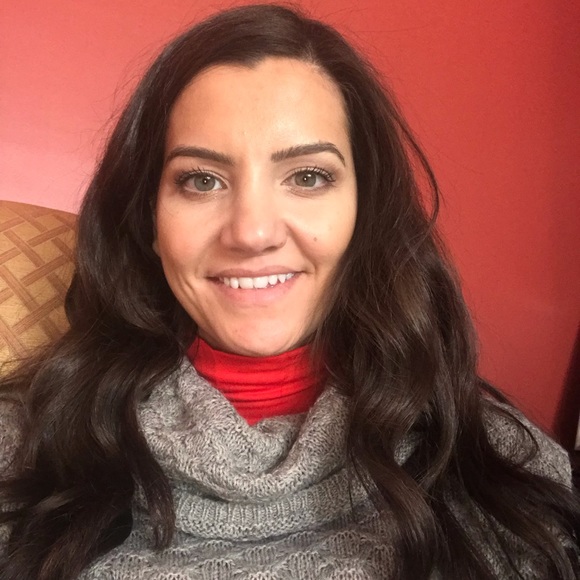 Profile Picture of Veronica Alves (@vfalves) on Poshmark