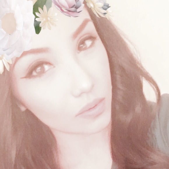 Profile Picture of Sara Benado (@sarab3) on Poshmark