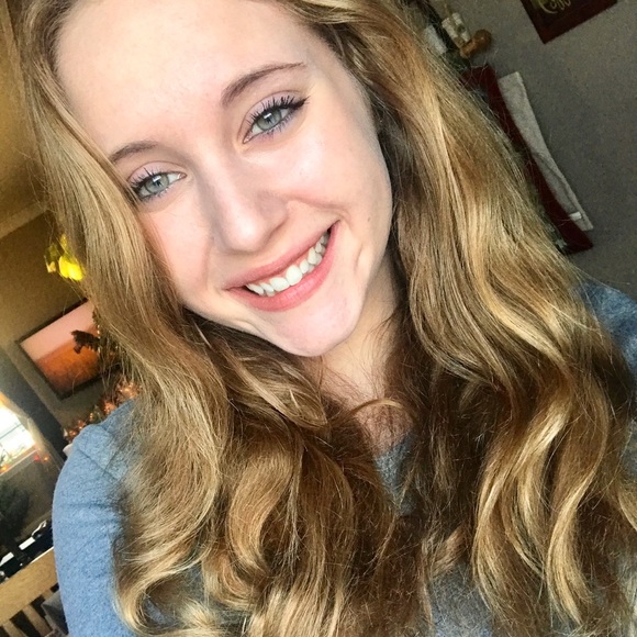 Profile Picture of Lexi Laramy (@lexiii131723) on Poshmark