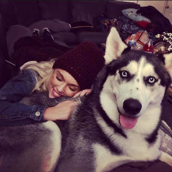 Profile Picture of Carlie Hogarth (@carliehogarth) on Poshmark