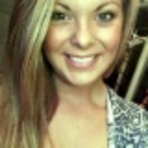 Profile Picture of Alexa Marsh (@alexabreanne13) on Poshmark