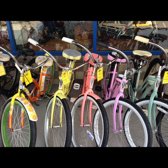 Profile Picture of Tina Andrews (@tinaandrewss) on Poshmark